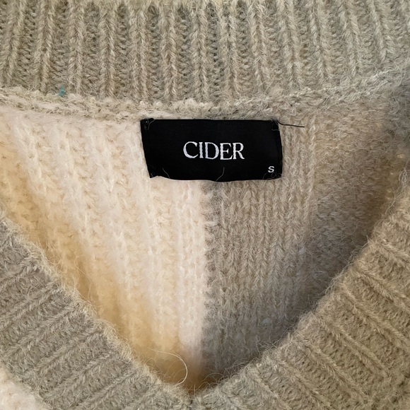 Cider v-neck sweater in a mint green and cream color. Size small - Picture 3 of 3